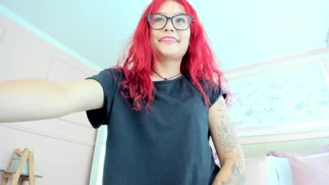 Snapshot of mae_lyra chatting on 05/19/26, 05:19 Mae Lyra online show from 05/19/26, 05:19