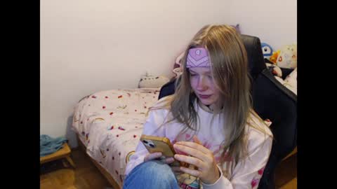 Snapshot of maggieswaggy chatting on 12/12/24, 07:04 Magdalene Swaggy online show from 12/12/24, 07:04