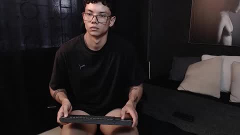 Snapshot of magic_boy01 chatting on 11/12/25, 08:30 Damian Rivers online show from 11/12/25, 08:30