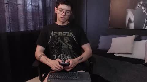 Snapshot of magic_boy01 chatting on 11/25/25, 09:26 Damian Rivers online show from 11/25/25, 09:26