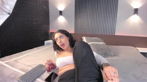 Snapshot of magic_marg chatting on 09/18/25, 10:12 Marge online show from 09/18/25, 10:12