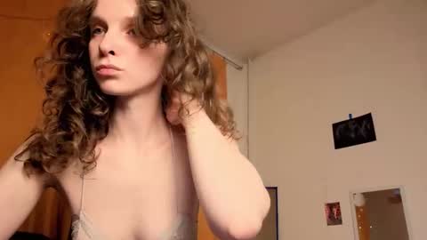 Snapshot of magic_mini_moon chatting on 12/17/25, 08:59 Mikky or Moon online show from 12/17/25, 08:59