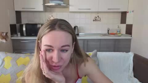 Snapshot of magical_mermaids chatting on 10/06/25, 06:00 Alice online show from 10/06/25, 06:00