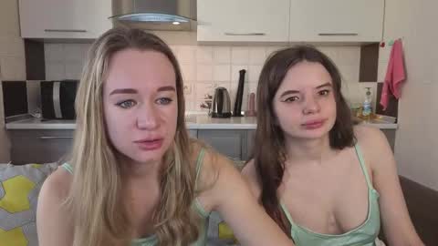 Snapshot of magical_mermaids chatting on 11/17/25, 06:19 Alice online show from 11/17/25, 06:19