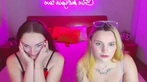 Snapshot of magiceyess chatting on 02/19/25, 07:28 Lili and Bella online show from 02/19/25, 07:28