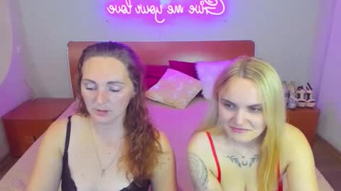 Snapshot of magiceyess chatting on 10/25/25, 06:35 Lili and Bella online show from 10/25/25, 06:35