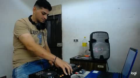 Snapshot of magico_9809 chatting on 02/14/26, 12:18 BRAYAN online show from 02/14/26, 12:18
