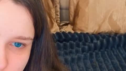 Snapshot of magicpeachhs chatting on 05/01/26, 05:56 Emily online show from 05/01/26, 05:56