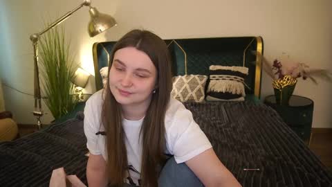 Snapshot of magicpeachhs chatting on 05/13/26, 06:33 Emily online show from 05/13/26, 06:33