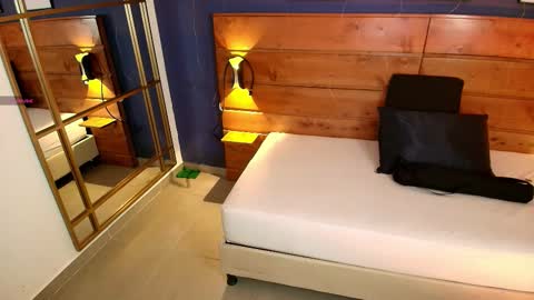 Snapshot of mahia_queen chatting on 10/16/25, 11:44 Dani online show from 10/16/25, 11:44