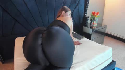 Snapshot of mahiasmith13 chatting on 10/04/25, 01:20 MAHIA online show from 10/04/25, 01:20