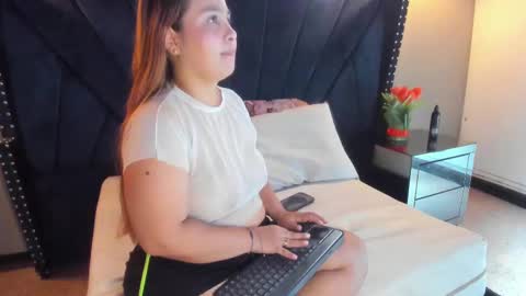 Snapshot of mahiasmith13 chatting on 10/05/25, 01:31 MAHIA online show from 10/05/25, 01:31