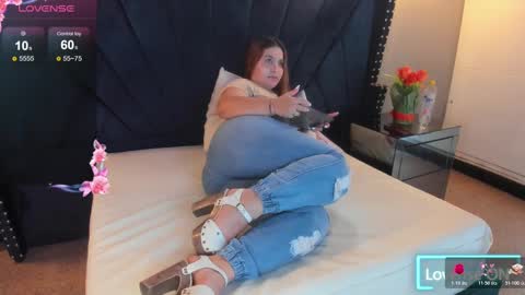 Snapshot of mahiasmith13 chatting on 10/20/25, 01:22 MAHIA online show from 10/20/25, 01:22