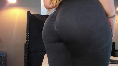 Snapshot of mahiasmith13 chatting on 12/03/25, 01:31 MAHIA online show from 12/03/25, 01:31