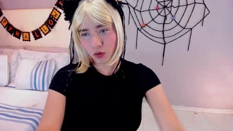 Snapshot of maia_w10 chatting on 10/27/25, 12:20 Maia online show from 10/27/25, 12:20