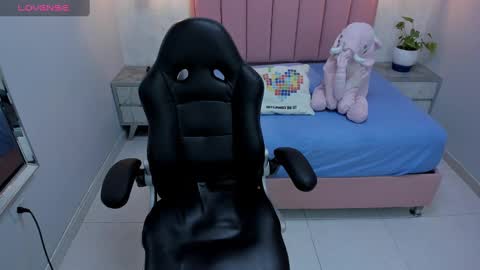 Snapshot of mailylove1 chatting on 02/11/25, 12:58 M A I L Y online show from 02/11/25, 12:58