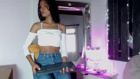 Snapshot of mailyn_gold chatting on 04/23/26, 12:04 mailyn_gold online show from 04/23/26, 12:04