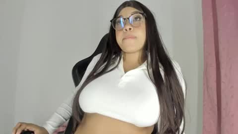 Snapshot of maison_sofiaa chatting on 03/23/26, 03:43 online show from 03/23/26, 03:43