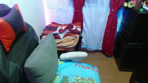 Hello friends Im on another account    online show from 02/06/25, 03:06
