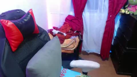 Hello friends Im on another account    online show from 02/08/25, 06:12