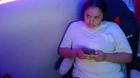 Hello friends Im on another account    online show from 02/19/25, 01:08