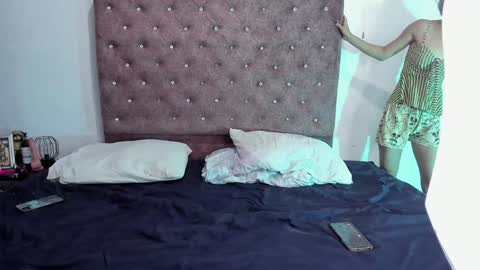 Snapshot of make_me_feel_ chatting on 12/11/24, 04:18 Shawna Tom online show from 12/11/24, 04:18