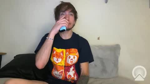 Snapshot of makeithott chatting on 12/18/24, 01:02 makeithott online show from 12/18/24, 01:02