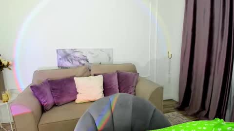 Snapshot of makeyouehappy chatting on 11/27/25, 12:29 makeyouehappy online show from 11/27/25, 12:29