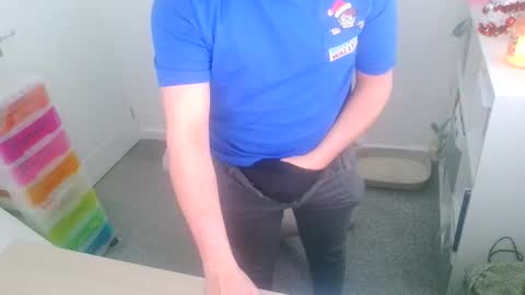 Snapshot of malecamslave18 chatting on 12/19/25, 03:19 malecamslave18 online show from 12/19/25, 03:19