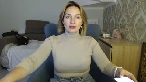 Snapshot of mallinia chatting on 12/15/25, 12:53 mallinia online show from 12/15/25, 12:53