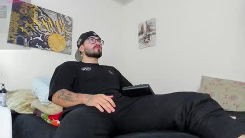 Snapshot of maloy_magic chatting on 12/22/25, 12:29 maloy_magic online show from 12/22/25, 12:29