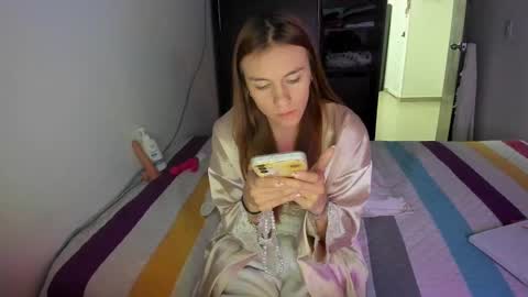 Snapshot of malucam_06 chatting on 12/02/24, 12:41 instagram nueela online show from 12/02/24, 12:41