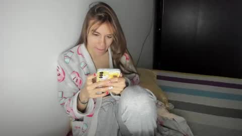 Snapshot of malucam_06 chatting on 12/16/24, 11:18 instagram nueela online show from 12/16/24, 11:18