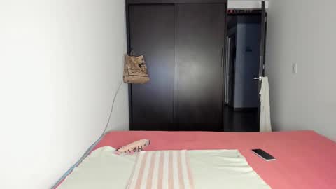 Snapshot of malucam_06 chatting on 01/11/25, 12:44 instagram nueela online show from 01/11/25, 12:44
