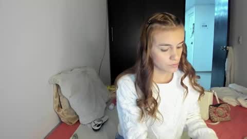 Snapshot of malucam_06 chatting on 01/21/25, 12:46 instagram nueela online show from 01/21/25, 12:46