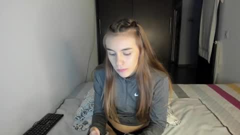 Snapshot of malucam_06 chatting on 02/20/25, 11:54 instagram nueela online show from 02/20/25, 11:54