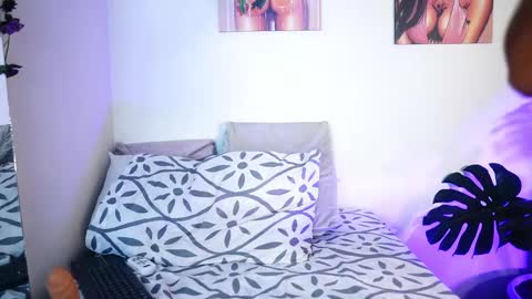 Snapshot of mandy_l33_ chatting on 02/12/25, 12:05 mandy_l33_ online show from 02/12/25, 12:05