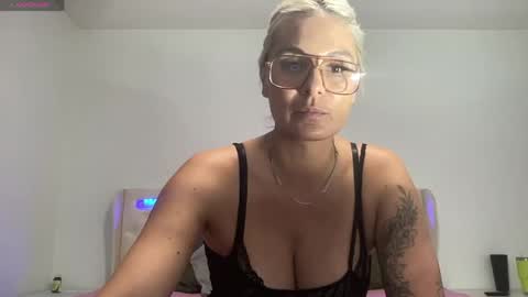 Snapshot of mandyrheaa chatting on 04/15/26, 03:02 Mandy online show from 04/15/26, 03:02