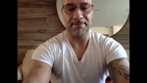 Snapshot of manny77977 chatting on 01/17/25, 04:47 david 77977 online show from 01/17/25, 04:47