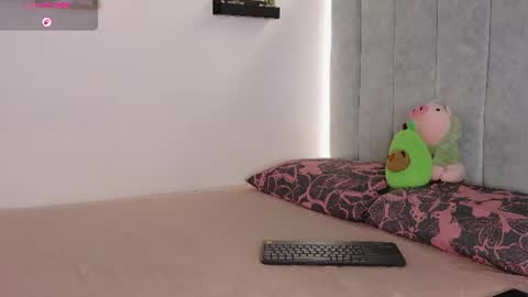Snapshot of manu_montoya_ chatting on 07/02/26, 04:57 Manu online show from 07/02/26, 04:57