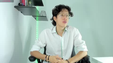 Snapshot of manu_vera8 chatting on 12/30/24, 11:37 Manuel online show from 12/30/24, 11:37