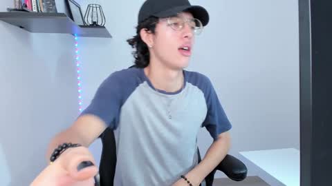 Snapshot of manu_vera8 chatting on 12/31/24, 12:15 Manuel online show from 12/31/24, 12:15