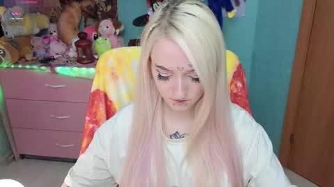 Snapshot of manuela_unicorn chatting on 11/26/25, 03:18 Manuela online show from 11/26/25, 03:18