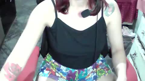 Snapshot of manuescarlate13 chatting on 10/27/25, 02:04 Manu Escarlate online show from 10/27/25, 02:04