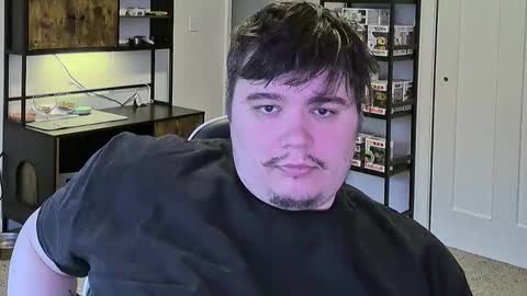 Snapshot of manyfacese chatting on 11/17/25, 10:15 kyle online show from 11/17/25, 10:15