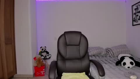 Snapshot of maragirl chatting on 10/19/25, 12:00 Mara online show from 10/19/25, 12:00