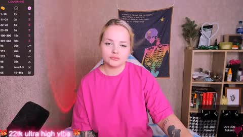Snapshot of marcelinepeach chatting on 01/24/25, 12:10 Sara online show from 01/24/25, 12:10