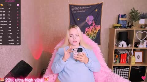 Snapshot of marcelinepeach chatting on 01/30/25, 04:24 Sara online show from 01/30/25, 04:24