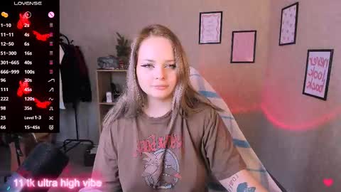 Snapshot of marcelinepeach chatting on 03/06/25, 01:24 Sara online show from 03/06/25, 01:24