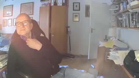 Snapshot of marginalie chatting on 12/15/24, 02:59 marginalie online show from 12/15/24, 02:59